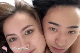 伊能静儿子与女友躺床上直播，两人穿着清凉，脸贴脸与网友互动图片