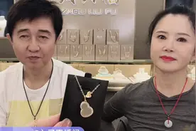 55岁付笛生暴瘦引担忧！满脸褶子像开了特效，和老婆同框似两代人图片