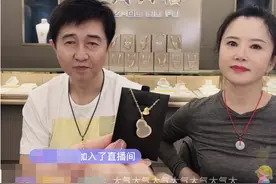 55岁付笛生暴瘦引担忧！满脸褶子像开了特效，和老婆同框似两代人图片