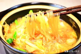 入秋后，媳妇就馋这道菜！一会吸溜一大碗，比酸辣粉还过瘾，特香图片