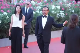 周韵人如其名，陪老公走红毯，随便一件无袖上衣配半裙知性又气质图片