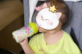 张馨月晒幸福日常，与林峯大口吃炸鸡，女儿独自坐一旁喝奶超乖巧图片
