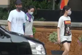 张家辉一家外出！57岁关咏荷素颜超年轻，15岁女儿身高很让人担忧图片