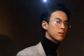李玲玉晒混血儿子近照，颜值大变身高或超一米九，霸道总裁气质足图片