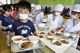 看完日本小学生的午餐，终于明白：日本人体质好是理所应当的图片