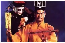 电影当中，为何我国僵尸都穿着清朝官服？专家 并非都是迷信图片