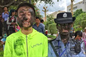 投之以黑手，报之以微笑图片