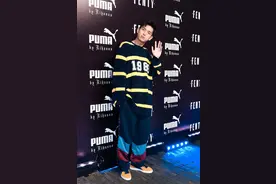 李现身穿长款毛衣搭配阔腿裤，真是仗着长得高随便穿图片