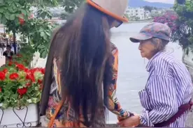 杨丽萍离家去工作，85岁老母亲在后头依依不舍，眼睛都离不开女儿图片