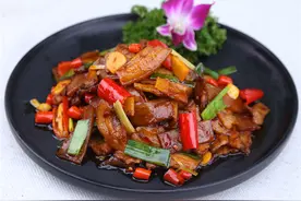 手把手教你做香飘四溢，肥而不腻的回锅肉，操作简单看一次就会图片