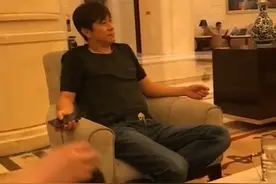 52岁解晓东近照曝光，帅气依旧成亿万富豪，网友：吃防腐剂了图片
