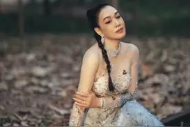 这哪像是51岁的人，皮肤紧致，身材火辣，还是当年的那个女神图片