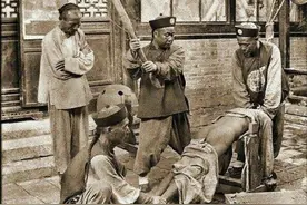 罕见的历史照片，真实的打屁股场景，看上去就疼图片