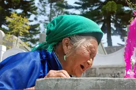 母子跨越20年的相见:儿子牺牲后,妈妈凑了20年路费才走到儿子墓前图片