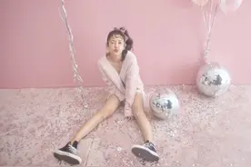 陈赫老婆张子萱晒性感美照，粉嫩着装秀蛮腰长腿，越活越少女图片