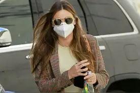 米兰达可儿又美回来了！生完三胎后瘦成闪电，背两万爱心包接地气图片