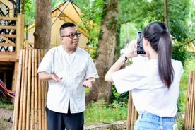 导游诸鸣：讲述风景的故事，自己也成了一道风景图片