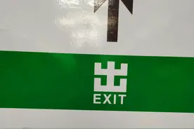 北京火车站，从地铁站出来的台阶要改装成电梯了，省事儿了图片
