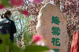 “海棠花溪”花团锦簇，清香扑鼻，游人徜徉其中，流连忘返图片