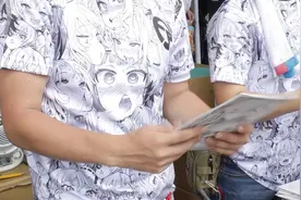 一家中国公司疑似在美国侵权了日本本子画师的“阿嘿颜”T恤图片