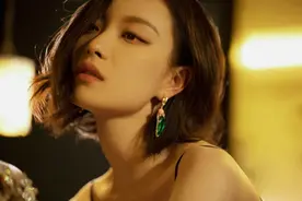 倪妮暗夜氛围感大片太绝，黑色吊带秀蜂腰翘臀，直角肩尤为抢镜图片