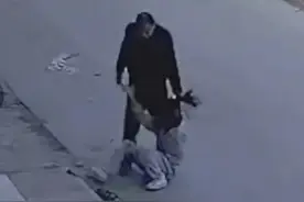 揪头发、扇耳光、扯倒在地…女孩因夜不归宿，遭父亲当街暴打图片