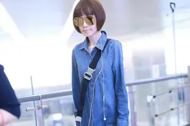 鲁豫机场造型好精致，干练短发搭超长牛仔裙，举手投足满满少女感图片