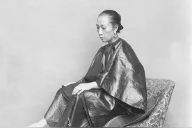 晚清老照片：妇女脱鞋展示三寸金莲，袁世凯在豪华庭院装扮渔夫图片