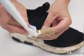 丝袜上挤点牙膏，用途真是厉害，清洁污渍一点不费劲，方法太棒了图片