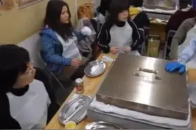泰国街头吃“生蚝”，边吃边聊，吃了120个，结账时：逗我呢图片