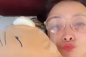 47岁牛莉晒和老公的合照，两人颜值差距大，网友惊呼：父女俩吗图片