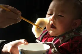 喂孩子吃饭跟打仗一样，输的都是老妈，老道姥姥出"套路"全吃光图片