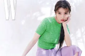 IU穿精致裙装look，托腮回眸的慵懒氛围，尽显娇柔与恬静图片