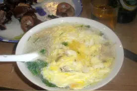 山东小县城的鸡汤馆，因老板娘的神仙颜值走红，半夜店里仍坐满人图片