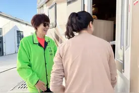 女排奥运冠军带儿子探望郎平，小家伙抱球抢镜，魏秋月人美心善图片