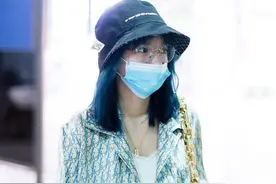 程潇戴金边眼镜复古文艺，穿短上衣搭热裤秀纤腰美腿图片