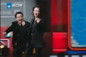 沈腾追Angelababy摔倒，偶像变丧尸，网友：在厕所笑傻图片