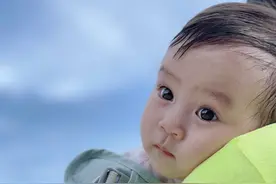 杨茜尧晒1岁女儿近照，浓眉大眼像洋娃娃，被赞为最靓星二代图片
