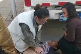 感动！遇路人心脏病突发，城阳“白衣小姐姐”跪地紧急施救图片