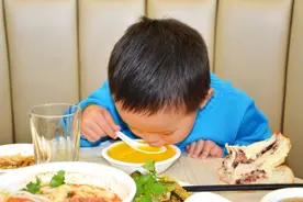 孩子怎么吃都不长肉？多半是一类食物吃多了，中的家长赶紧纠正图片