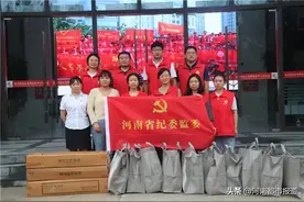 河南省纪委监委开展防汛救灾志愿服务图片