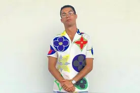 C罗奇异穿衣秀时尚，网友东施效颦更搞笑，阿尔维斯又怎么评价？图片