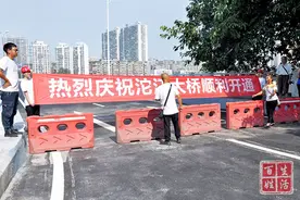 内江老沱江大桥：喜迎试通车 民众赢赞誉图片