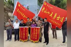 感谢英雄妈妈，培养英雄儿子：老兵看望15勇士母亲，兑现战场承诺图片