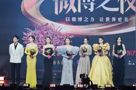 六美同框成修罗场：杨幂唐嫣全程无交流，杨颖反而吃得最开图片