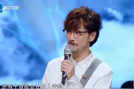 孟美岐翘二郎腿，点评周传雄，音乐输给流量的背后，是乐坛的悲哀图片