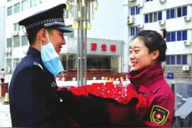 “领头跳‘萨日朗’的是一名甘肃女护士”追踪 带头跳萨日朗的警嫂回家了 孙梦捷和丈夫在兰州重逢图片