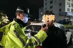 亲父子却假装不认识图片