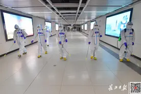 进车厢要扫码，座位须按标志坐，武汉地铁乘车指南来了！附各站出入口开放详情图片