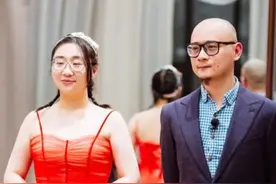 傅首尔重拍婚纱照，穿“血液裙”亮相那刻，谁看了都会怕这胖肉腰图片